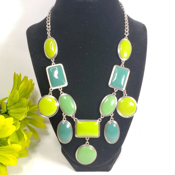 Statement bib necklace in green colors - Picture 8 of 8